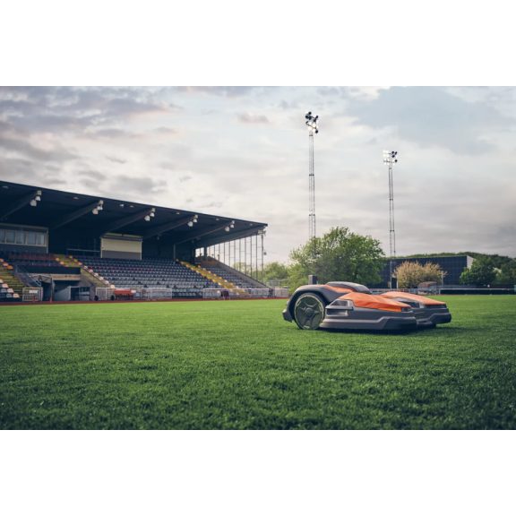 Husqvarna CEORA™ 544 EPOS™ RAZOR 43L ipari robotfűnyíró – 38 000 m² kapacitás