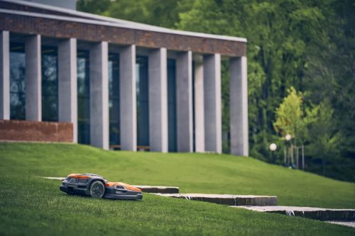 Husqvarna CEORA™ 544 EPOS™ RAZOR 43L ipari robotfűnyíró – 38 000 m² kapacitás