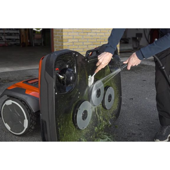 Husqvarna CEORA™ 544 EPOS™ RAZOR 43M ipari robotfűnyíró – 40 000 m² kapacitás