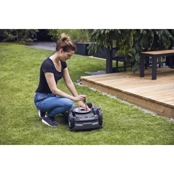 Husqvarna Automower® 305 Mark II robotfűnyíró – Kompakt megoldás 600 m²-ig