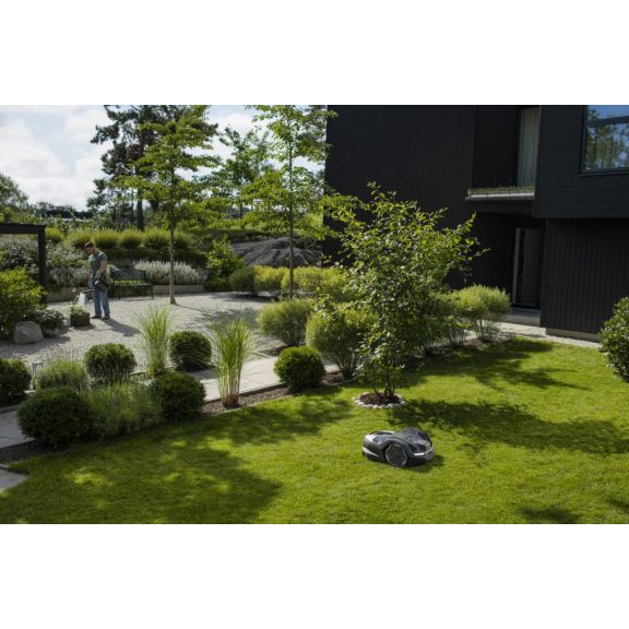 Husqvarna Automower® 410XE NERA robotfűnyíró – Radar & EdgeCut 1500 m²-ig