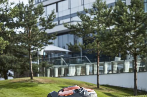Husqvarna Automower® 550 EPOS® robotfűnyíró – Vezeték nélküli ipari csúcsmodell 10.000 m²-ig