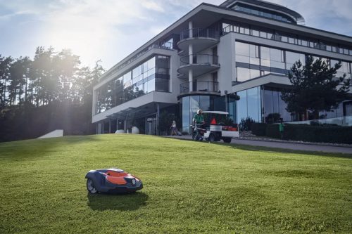Husqvarna Automower® 550 EPOS® robotfűnyíró – Vezeték nélküli ipari csúcsmodell 10.000 m²-ig