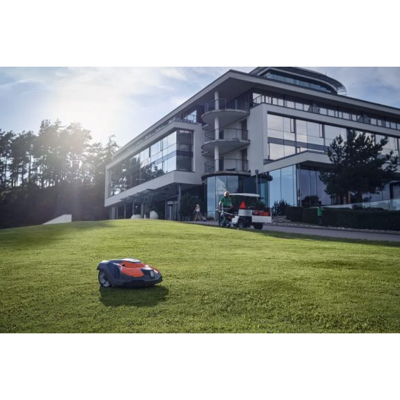 Husqvarna Automower® 550 EPOS® robotfűnyíró – Vezeték nélküli ipari csúcsmodell 10.000 m²-ig