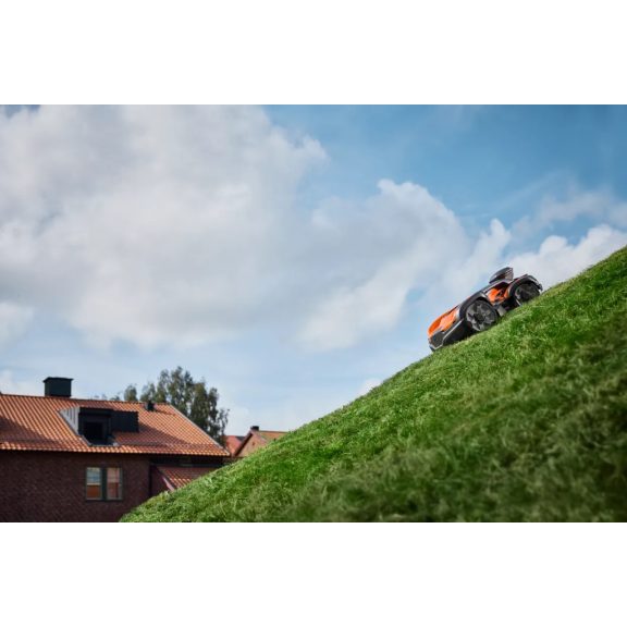 Husqvarna Automower® 535 AWD EPOS® robotfűnyíró – Vezeték nélküli összkerékhajtás 6000 m²-ig