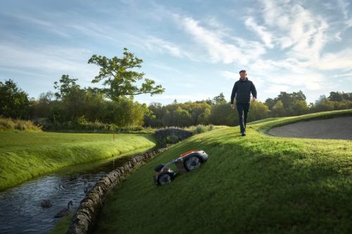 Husqvarna Automower® 535 AWD EPOS® robotfűnyíró – Vezeték nélküli összkerékhajtás 6000 m²-ig