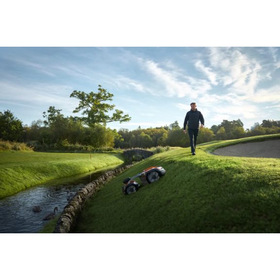 Husqvarna Automower® 535 AWD EPOS® robotfűnyíró – Vezeték nélküli összkerékhajtás 6000 m²-ig